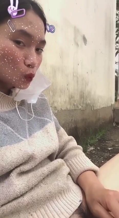 Em là con chó cái dâm đãng, lúc nào cũng thèm cặc hết ấy