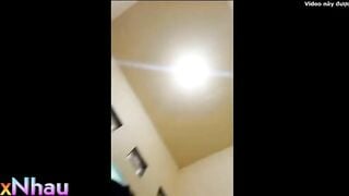 Em học sinh tắm cho ny xem