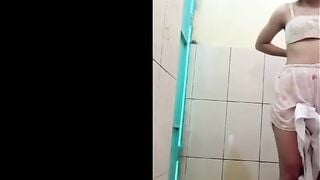 Em học sinh tắm cho ny xem
