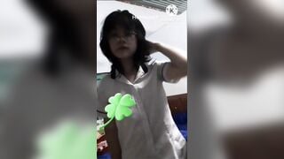 Em gái đeo kính