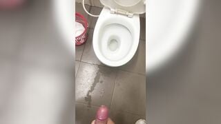 Đang đi nứng vào nhà vệ sinh sục