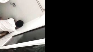 Học sinh lộ clip sex trong nhà vệ sinh trường