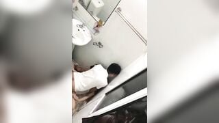 Học sinh lộ clip sex trong nhà vệ sinh trường