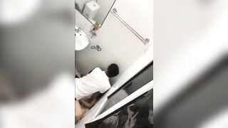 Học sinh lộ clip sex trong nhà vệ sinh trường