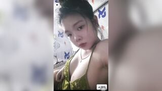 Em Le Ngoc khoe vú