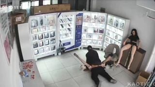 Bảo vệ shop đồ chơi tình dục đụ búp bê của cửa hàng khi chủ đi vắng