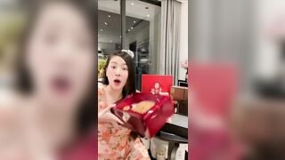 Đang live bán hàng thì bị lộ vú