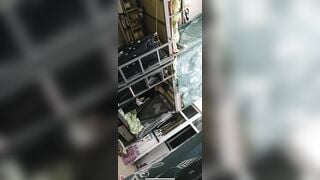 Quay lén đứa bạn ở ký túc xá thả rông