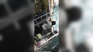 Quay lén đứa bạn ở ký túc xá thả rông