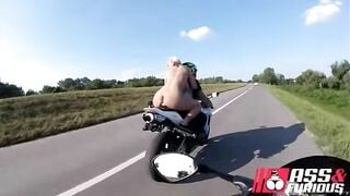 Vừa đi phượt vừa nhún cu giả