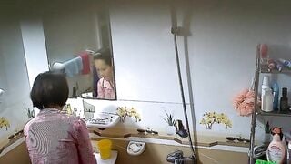 Quay lén chị gái tắm sướng 1