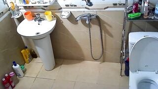Quay lén chị gái tắm sướng