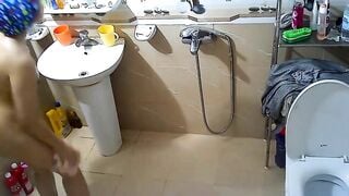 Quay lén chị gái tắm sướng