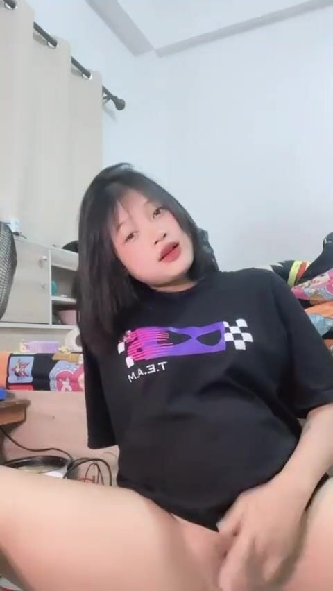 E gái chubby tóc ngắn show lồn cực múp