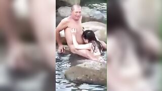 Già gân và em sugar baby chịch ở biển nhờ bạn bè quay clip lại