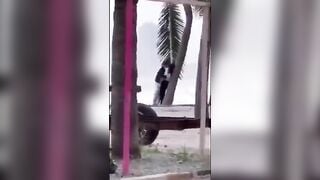 Đang buồn đi dạo bờ biển gặp phải đôi nam nữ này lại buồn hơn