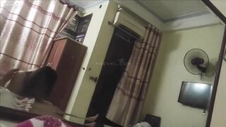 Vợ chồng đổi gió dắt nhau vào nhà nghỉ chịch nhau