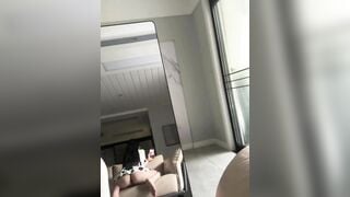 nay e ở nhà một mình, tới chơi với em đi. một mình buồn quá à