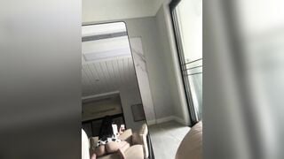 nay e ở nhà một mình, tới chơi với em đi. một mình buồn quá à