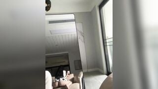 nay e ở nhà một mình, tới chơi với em đi. một mình buồn quá à