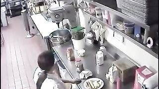 Nhét đồ ăn của khách vào lồn sự trả đũa ngọt ngào của nhân viên tới vị khách khó tính