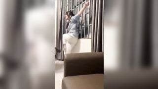 Bé gái bị chít điện vào lồn vì ham tiền mà bị bắc qua campuchia