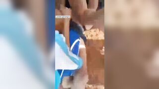 Học sinh cấp two đánh nhau lột sạch đồ. Lồn còn chưa mọc lông
