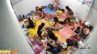 11,49Toàn cảnh động đĩ đang thay đồ đón khách.