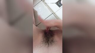 Em gái tập móc lồn trong nhà vệ sinh