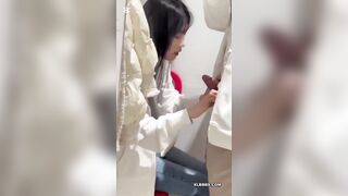 Phòng thay đồ bất ổn, 2 em học sinh bí quá làm liều