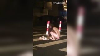 Chó cái động dục, chặn xe ô tô rồi thủ dâm trước mặt người đi đường