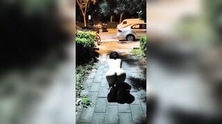 Dắt em gái đi hóng mát thì bị hàng xóm phát hiện