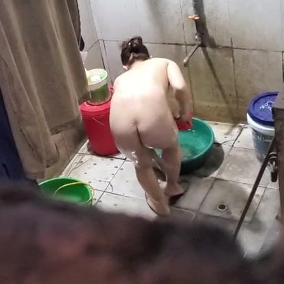 Chị tắm 1