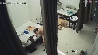 Hách cam quán cắt tóc gội đầu .cô chủ quán xinh đẹp và anh khách chê phi ăn tạp