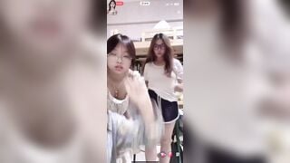 Live hăng quá, em gái lỡ kéo áo cho user xem vú, công nhận đẹp thật