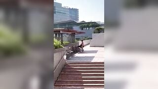 Cặp đôi nứng cặc cho nhau bú ngay ngoài công viên