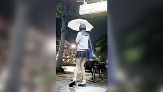 em học sinh đái  giữa đường mà không cởi quần lót