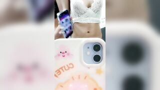 Hai em gái livestream nhảy uốn éo trên fb