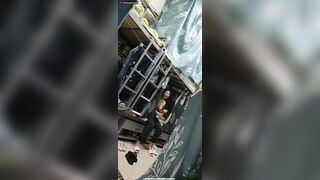 Giả vờ nghe điện thoại để quay lén con bạn chung phòng thay đồ