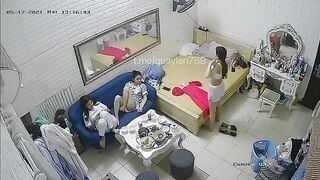 nhà có ba chị em gái cực xinh