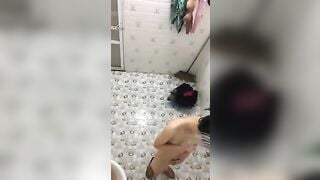 Quay lén chị gái đi tắm