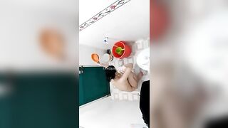 em gái tự quay đi tắm