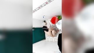 em gái tự quay đi tắm