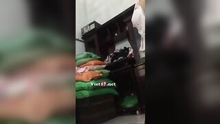 Em gái đang thay đồ mà chị cứ quay phim