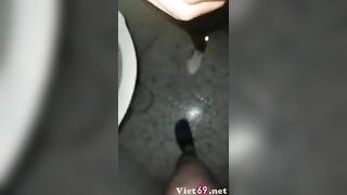 Lén lút với em trong wc
