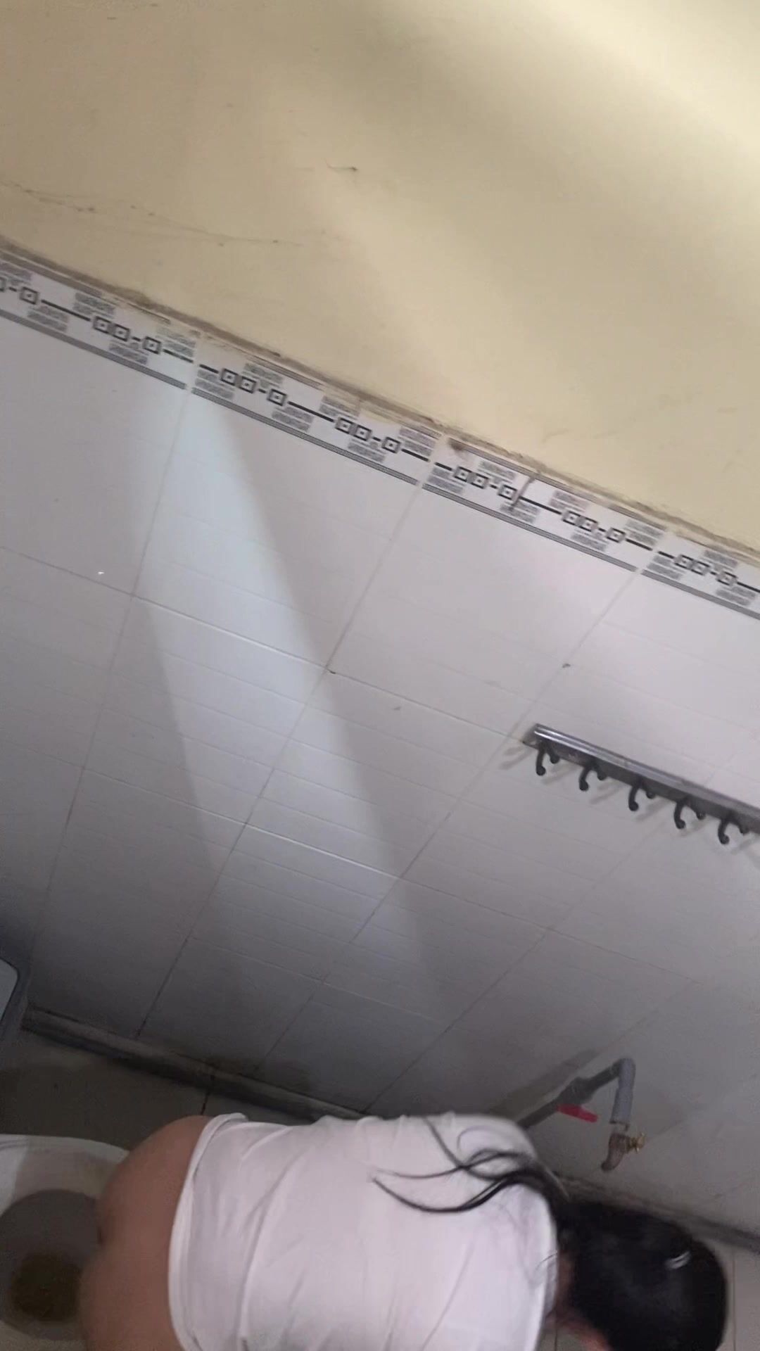 quay lén chị gái đi đái