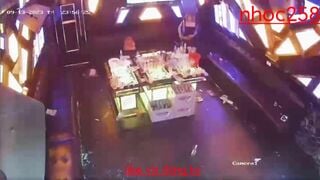 Cặp đôi đi karaoke địt nhau bị nhân viên check camera phát hiện