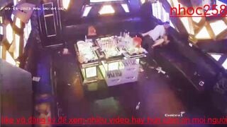 Cặp đôi đi karaoke địt nhau bị nhân viên check camera phát hiện