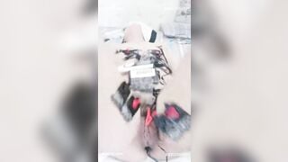 Bị chích điện sướng quá đái cả ra giường