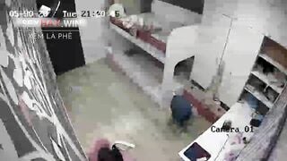 Bằng cách hack camera, ai ngờ đã có thể chứng kiến cảnh nóng bỏng của đôi vợ chồng